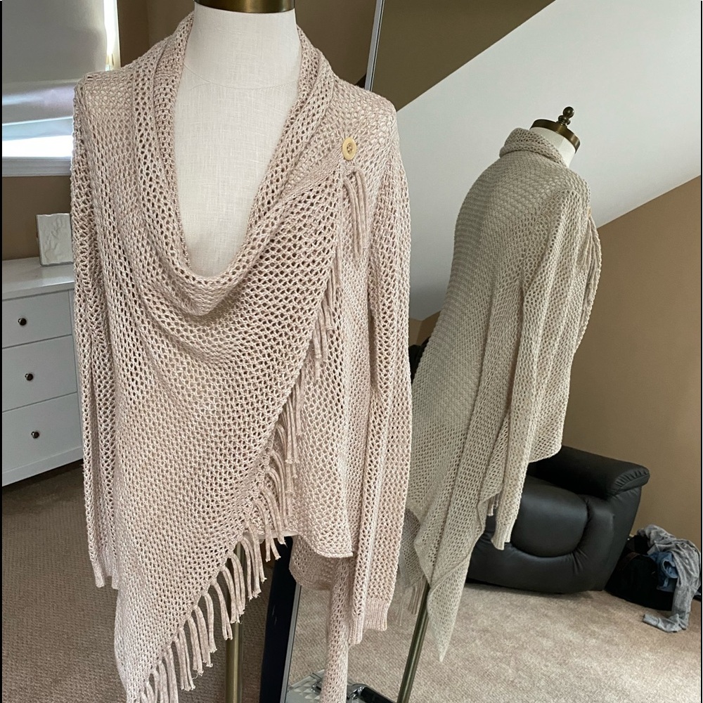 Adorable sweater, perfect over a top with jeans